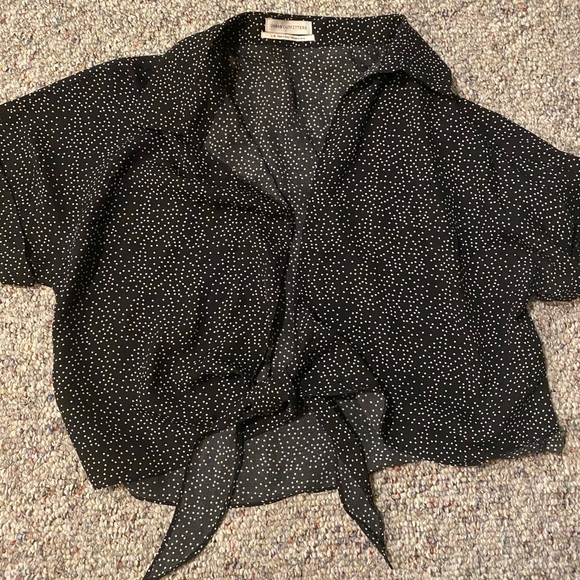 UO Tie Front Cropped Blouse - Picture 2 of 3